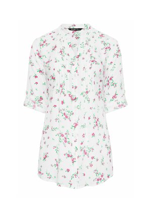 Witte blouse met knopen, roze en groen bloemmotief, driekwart opgerolde mouwen en een kraag.