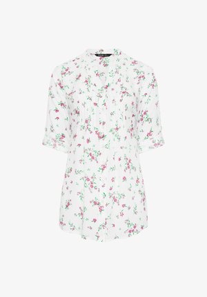 Witte blouse met knopen, roze en groen bloemmotief, driekwart opgerolde mouwen en een kraag.