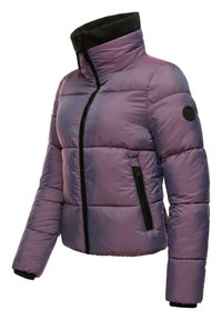 Lilla vatteret vinterjakke med høj krave, frontlynlås og sorte detaljer. Indeholder sidelommer og en tekstureret stofoverflade.