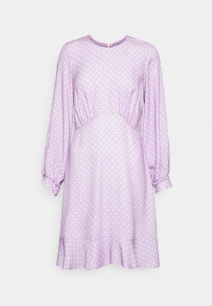 Vestido de bolinhas lilás com mangas bufantes longas, cintura franzida e barra rodada. Feito de um tecido suave com um brilho sutil.