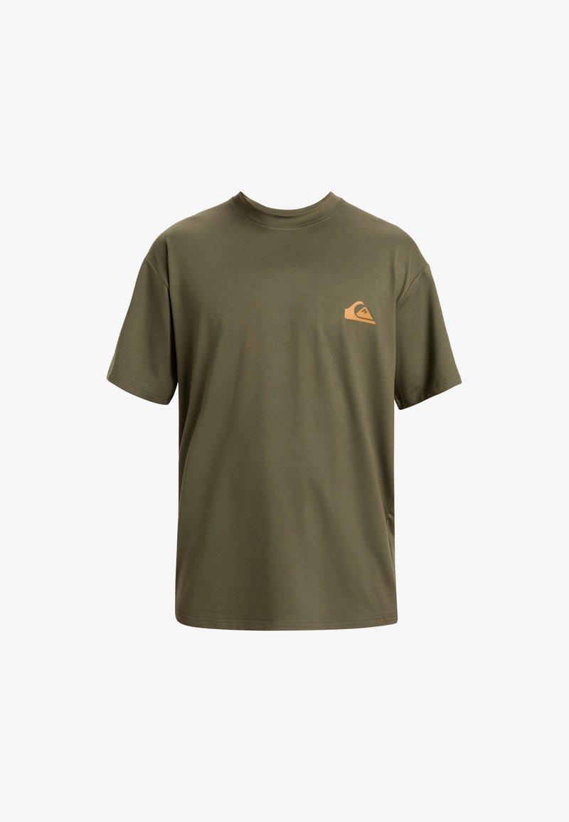Olivegrünes Baumwoll-T-Shirt mit Rundhalsausschnitt und kurzen Ärmeln. Verfügt über ein kleines oranges Logo im linken Brustbereich. Einfaches Design, keine Muster.