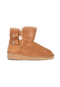 Stivaletti alla caviglia in suede beige con due cinturini laterali e bottoni metallici. Fodera morbida, suola piatta in gomma e design con punta arrotondata.