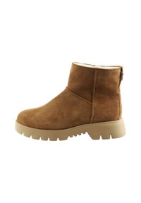 Bottine en daim marron avec semelle épaisse beige et doublure en polaire, vue latérale sur fond blanc.