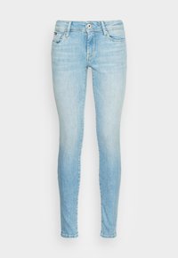 Ljusblå skinny jeans med blekt tvätt, fram- och bakfickor, bältesslingor och knappstängning mot en vit bakgrund.