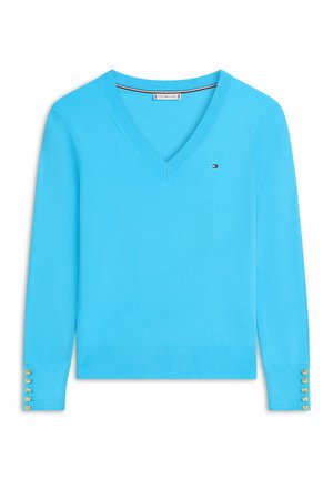 Jasnoniebieski sweter z długim rękawem i dekoltem w serek, z małym logo Tommy Hilfiger na piersi oraz złotymi guzikami na mankietach.