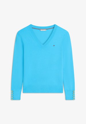 Helles blaues V-Ausschnitt Langarmpullover mit kleinem Tommy Hilfiger-Logo auf der Brust und goldenen Knöpfen an den Ärmelbündchen.