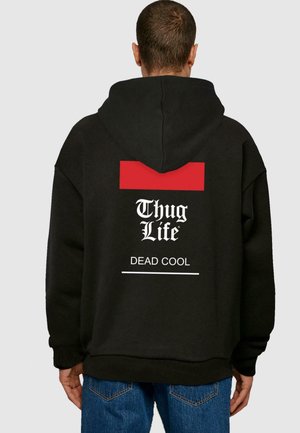 Schwarzer oversized Hoodie mit einem roten rechteckigen Grafik und weißem Text, der auf der Rückseite "Thug Life" und "DEAD COOL" sagt. Weicher Stoff.