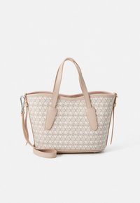 Béžová taška přes rameno z texturovaného syntetického materiálu, s dekorativním vzorem, dvojitými řemeny a odnímatelným ramenním popruhem.