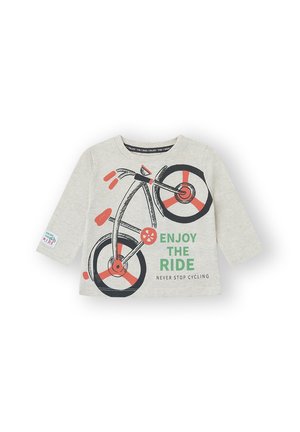 Camisa de manga larga beige para niño pequeño con un gráfico de bicicleta estilizado y texto en verde "DISFRUTA DEL VIAJE" con "NUNCA DEJES DE PEDALEAR" debajo.