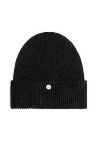 Berretto di maglia nera con texture a coste, risvolto e una piccola etichetta a logo esagonale di colore chiaro sul davanti.