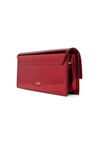 Rote Patentleder-Clutch mit strukturiertem Design, ausgestattet mit einem Magnetverschluss und goldenen Hardware-Details. Glatte, glänzende Textur.
