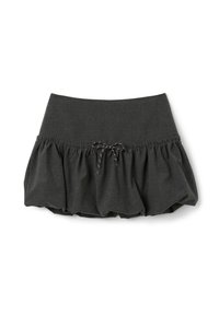 Minifalda gris con vuelo, de textura suave, cinturilla elástica y cierre decorativo con cordón en la parte delantera.