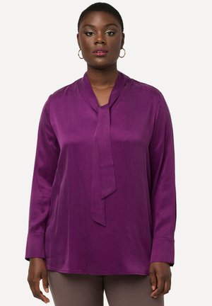 Paarse blouse met lange mouwen en een strik-kraag, gemaakt van gladde stof, met een ontspannen pasvorm en manchet bij de polsen.