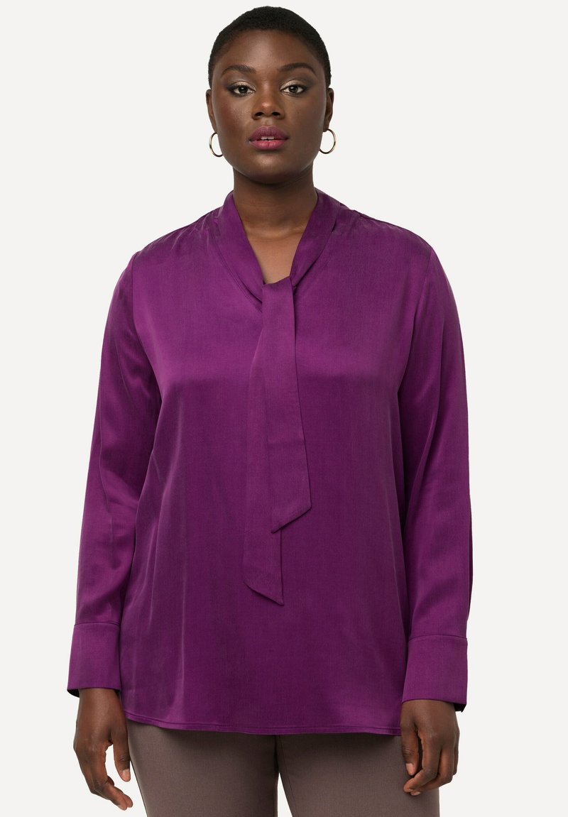 Paarse blouse met lange mouwen en een strik-kraag, gemaakt van gladde stof, met een ontspannen pasvorm en manchet bij de polsen.