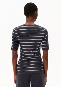 Katoenen t-shirt in donkerblauw met witte horizontale strepen, korte mouwen en een ronde halslijn, weergegeven vanuit de achterkant.