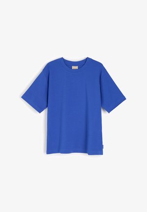 Niebieska koszulka z krótkim rękawem z bawełny, z okrągłym dekoltem i prostym krojem. Minimalistyczny design bez widocznych wzorów czy akcentów.