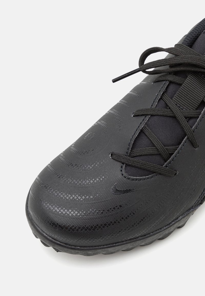 Schwarzer, strukturierter Sportschuh mit glatter Oberfläche, gemustertem Design und Schnürverschluss. Verfügt über eine robuste Sohle für guten Halt.