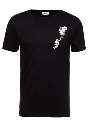 Czarny T-shirt z małą białą grafiką astronoma trzymającego sznurki przymocowane do planet i księżyców jak baloniki na lewej piersi.