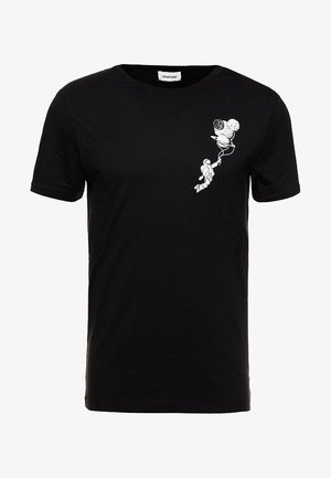 Czarny T-shirt z małą białą grafiką astronoma trzymającego sznurki przymocowane do planet i księżyców jak baloniki na lewej piersi.