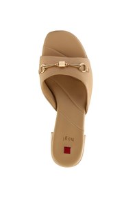 Beige slipper sandaal gemaakt van glad synthetisch materiaal, met een gouden kettingaccent en diagonale stiksels. Rode vierkante detail op de zool.
