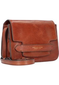 Braune Leder-Crossbody-Tasche mit Klappenverschluss, goldener Markenprägung und genähten Akzenten. Verfügt über einen abnehmbaren Schulterriemen für vielseitige Verwendung.