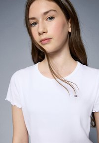 Tommy Hilfiger - Camiseta básica - white Imagen en miniatura 1