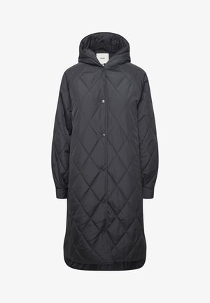 Nööriv must pikas mütsiga õlgkübar, millel on nööbid, elastsed varrukad ja sile, läikiv tekstuur.