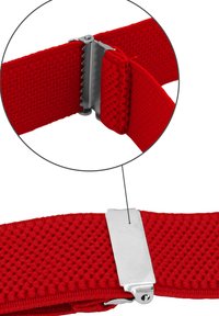 Rotes Nylonband mit strukturierter Webart, ausgestattet mit einer silbernen Metallschnalle mit gezahnten Kanten für einen sicheren Verschluss. Nahaufnahme sichtbar.