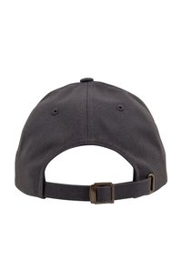 Tumed hall baseball cap, millekordiga visoriga, taga reguleeritava rihmaga ja ventilatsiooni augudega. Valmistatud tekstureeritud puuvillase kangaga.