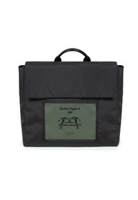 Sac de sport noir de forme rectangulaire, fabriqué en matériau durable. Il possède une fermeture à rabat et une étiquette verte indiquant les dimensions et la marque.