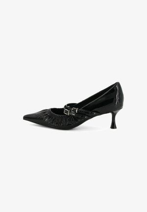 Scarpa con tacco alto in pelle verniciata nera, con punta affusolata, dettagli arricciati sul davanti e un piccolo tacco kitten per supporto.