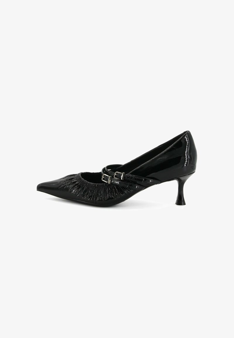 Scarpa con tacco alto in pelle verniciata nera, con punta affusolata, dettagli arricciati sul davanti e un piccolo tacco kitten per supporto.