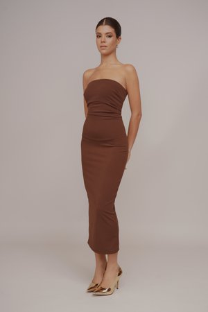 Hněd dress midi bez ramínek, v upnutém střihu, vyrobený z hladké látky. V kombinaci s lesklými zlatými vysokými podpatky.