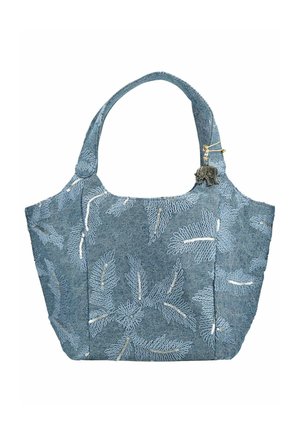 Bolso de tela azul con patrones bordados de hojas y un pequeño colgante de elefante sujeto a una de las asas.