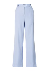 Lichtblauwe, wijde broek van soepel materiaal. Voorzien van een platte voorkant met riemlussen en afgewerkte pijpen. Eenvoudig, op maat gemaakt ontwerp.