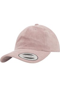 Şapcă de baseball din suede roz, cu bor dublat, detalii cusute și un patch alb cu logo pe față. Vârf rotunjit cu orificii de ventilație.