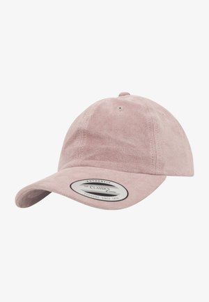 Casquette de baseball en cuir suédé rose avec un visière courbe, détails cousus et une patch logo blanc à l'avant. Dessus arrondi avec des trous de ventilation.