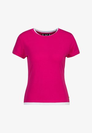 Enganliegende Kurzarm-T-Shirt aus leuchtend pinkem Stoff, mit einem weißen Rundhalsausschnitt und Saumakzenten, aus weichem Baumwollmaterial gefertigt.