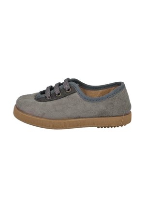Zapato de ante gris con forma redondeada, cordones gris oscuro y suela de goma marrón. Presenta un diseño de corte bajo y una textura suave.