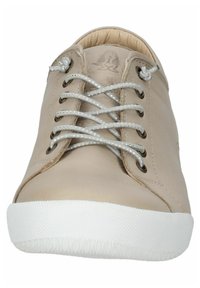 Béžové kožené tenisky se stříbrnými tkaničkami a oky, kulatou špičkou a bílou gumovou podrážkou s texturovaným vzorem pro lepší přilnavost.