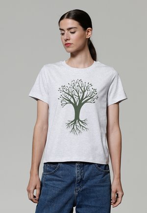 T-shirt en coton gris avec un graphique d'arbre vert, comprenant des branches et des racines. Manches courtes, col rond et coupe décontractée.