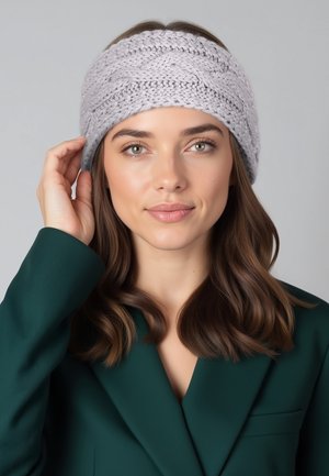 Szara dziergana opaska na głowę z teksturowanym plecionym wzorem, szerokim kształtem i miękkim materiałem, noszona przez osobę z długimi falującymi włosami.