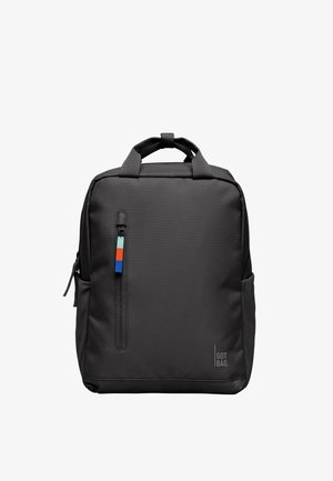 Sort rektangulær rygsæk med håndtag øverst, lodret lynlåslomme med flerfarvet trækflig, sidelommer og "GOT BAG" logo på frontens hjørne.