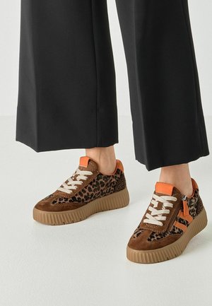 Tamaris, SNEAKER - Sneakers - cognac leopard