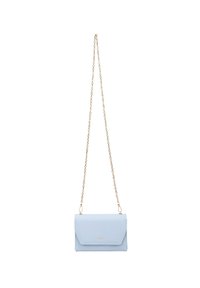 Borsa a mano azzurro chiaro con tracolla dorata, caratterizzata da una chiusura con pattina e design minimalista, esposta su uno sfondo bianco.
