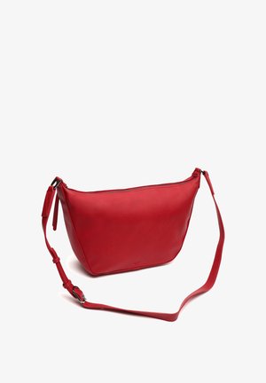 Borsa a spalla rossa in pelle con texture liscia, chiusura con zip e tracolla regolabile. Presenta un design minimalista e una forma slanciata.