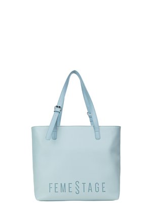 Lichtblauwe totebag met een soepele, synthetische textuur. Voorzien van twee verstelbare schouderbanden en de gegraveerde tekst "FEMESTAGE" op de voorkant.