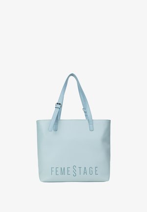 Světle modrá taška přes rameno s hladkým syntetickým povrchem. Má dvě nastavitelné ramenní popruhy a na přední straně je embosovaný text "FEMESTAGE".