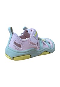 Sandalias sintéticas de color rosa claro con detalles en gris, correas ajustables y cortes para transpirabilidad. Suela flexible con fondo amarillo.