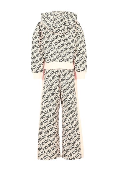 Ensemble de survêtement deux pièces avec un imprimé logo noir et blanc sur fond clair. Haut à capuche au style décontracté associé à un pantalon large.